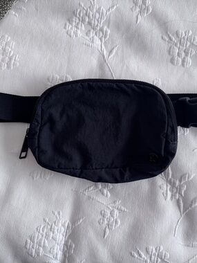 1L Lululemon belt bag black